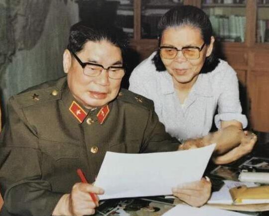 他是开国上将，69岁接替邓公担任总参谋长，79岁老当益壮再娶妻