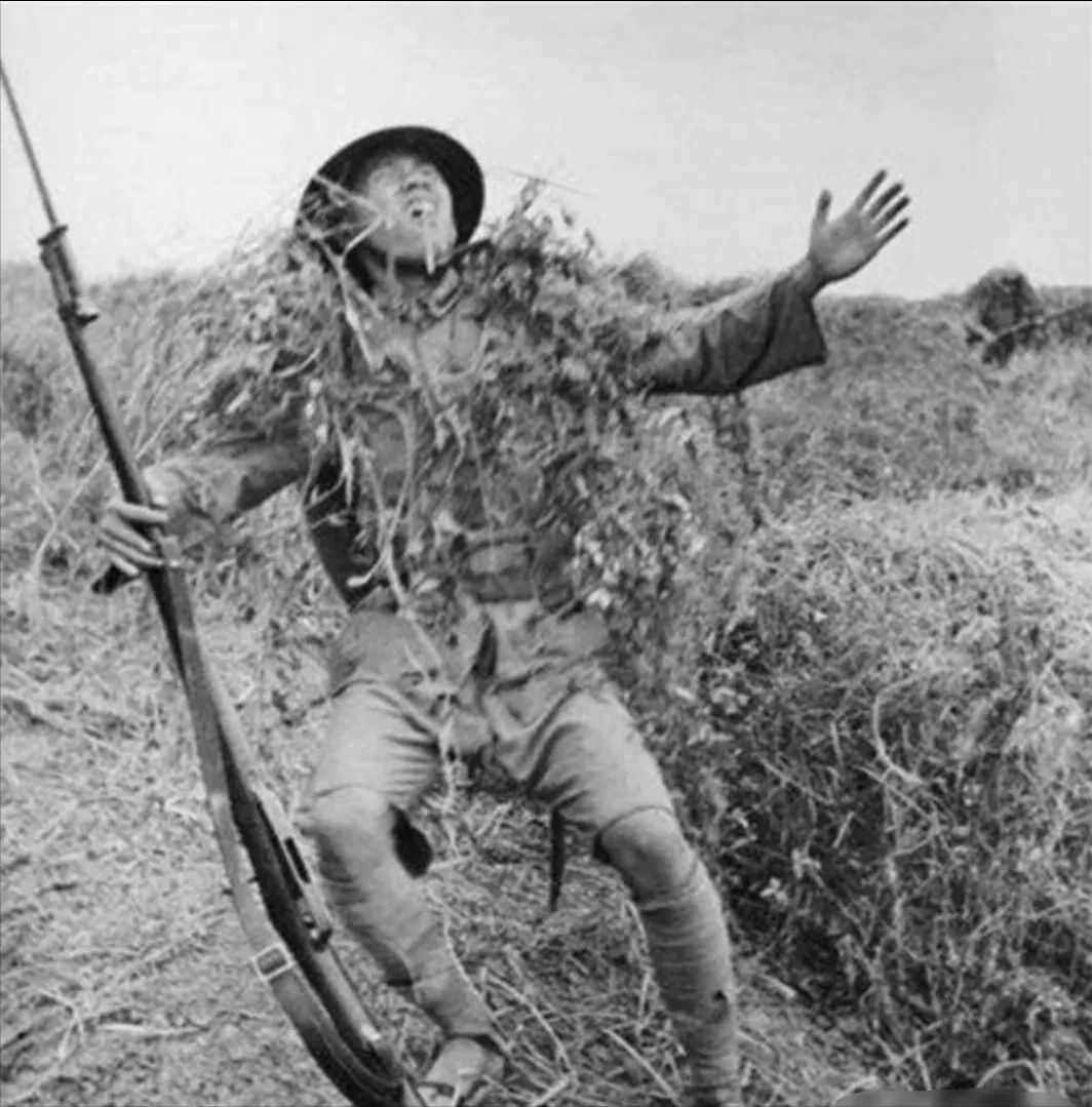 历史老照片：突击队员中弹瞬间，奇矮的日本鬼子，4个老兵4条腿