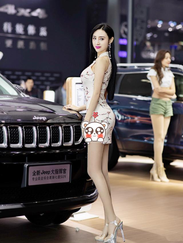 25岁“校花”吴春怡，还是第一美腿车模，穿旗袍身材曲线吸睛