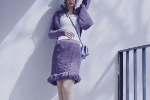乔欣好会穿，一身紫色针织裙充满春日浪漫气息，阳光下美得发光