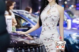 25岁“校花”吴春怡，还是第一美腿车模，穿旗袍身材曲线吸睛