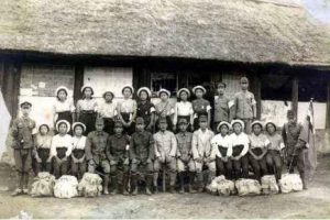 日本投降后，东北开拓团集体自杀，11万女性嫁给中国人才活下来