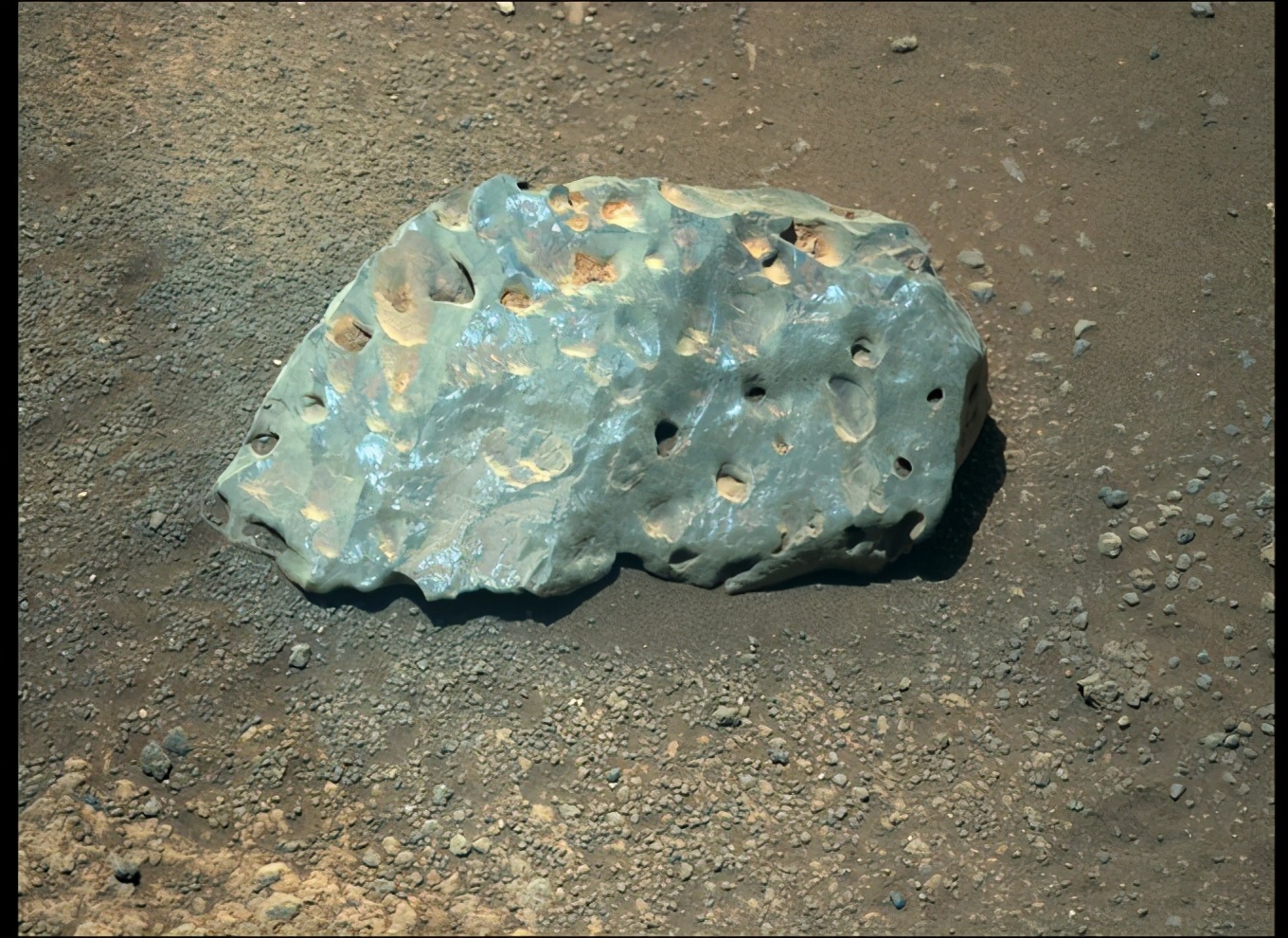 毅力号在火星“开火”，将一块岩石轰了8个洞，究竟要干什么？