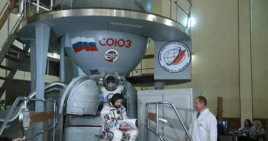 俄罗斯月球实验：4男2女科学家封闭2周，没有隐私如何生活？