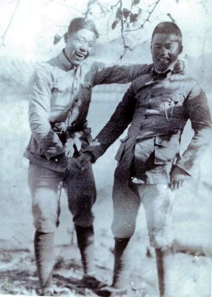 历史瞬间：穿短裤踏雪的希特勒，装假肢的日本鬼子，年龄最小红军
