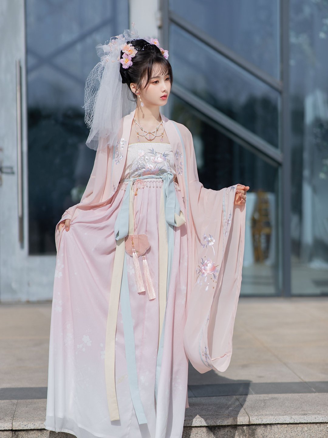 “汉服+头纱”的穿法也太美了，温柔又少女，像个新娘子