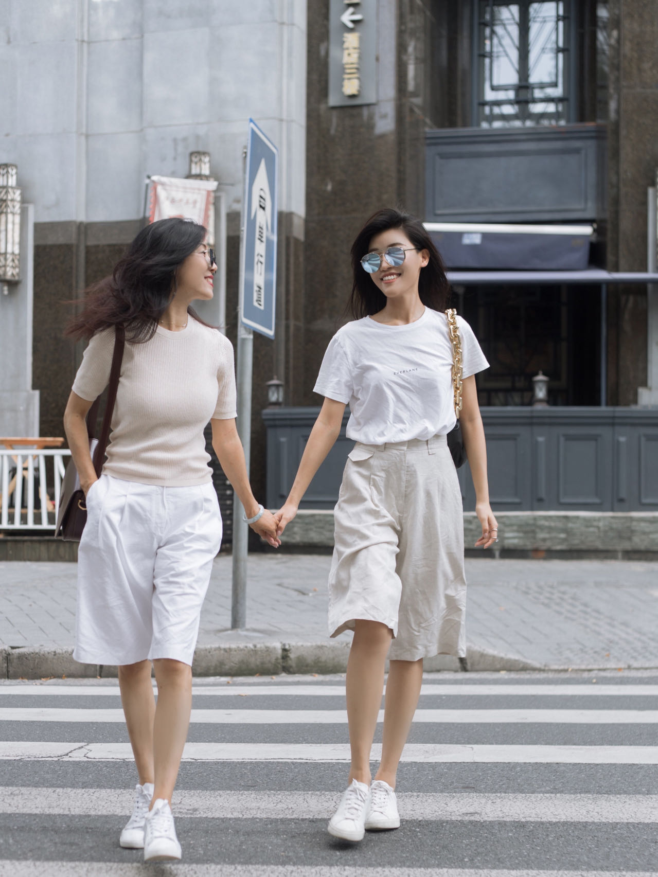 脱掉你的运动鞋吧，今年流行这3种平底鞋，四五十岁女人穿好时髦