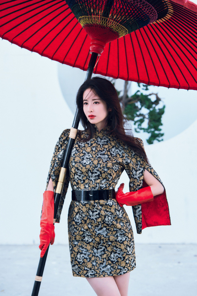 名门泽佳：颖儿最新写真大片释出 身穿中国风龙纹裙装效果高贵典雅