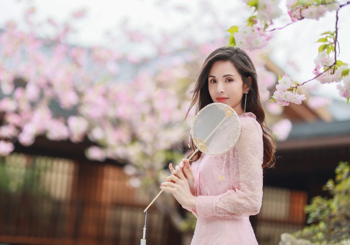 李若彤一袭粉色蕾丝裙装好显嫩，温柔典雅，樱花树下美成小仙女