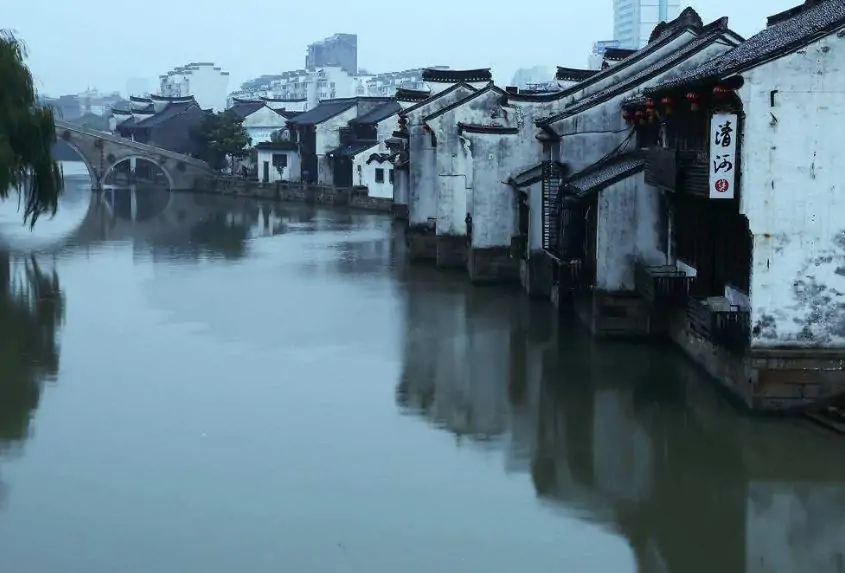 不知名诗人写下一词，无一雨字却句句有雨，令人赞不绝口！