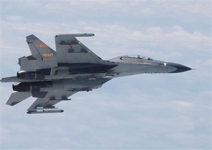 1994年中美黄海对峙：苏27撞向F14，歼8锁定美航母
