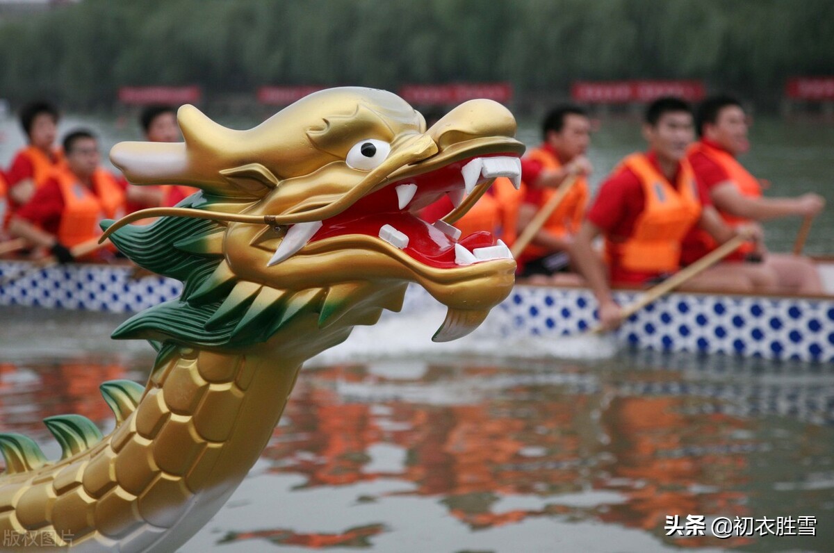 唐诗中唐朝上巳节的赛龙舟：三月三日天清明，两龙跃出浮水来