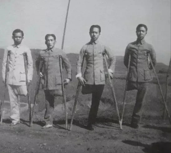 历史老照片：突击队员中弹瞬间，奇矮的日本鬼子，4个老兵4条腿