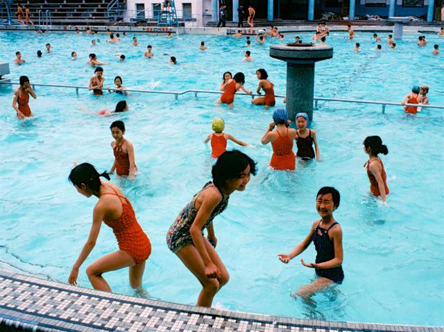 老照片：80年代的夏天，公园，泳池，汽水，西瓜，一切都刚好