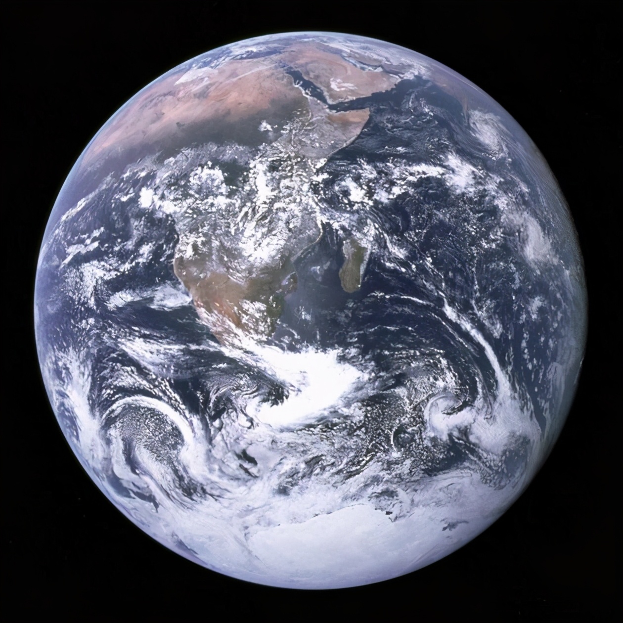 从星际尘埃到“暗淡蓝点”：碳元素如何来到地球？