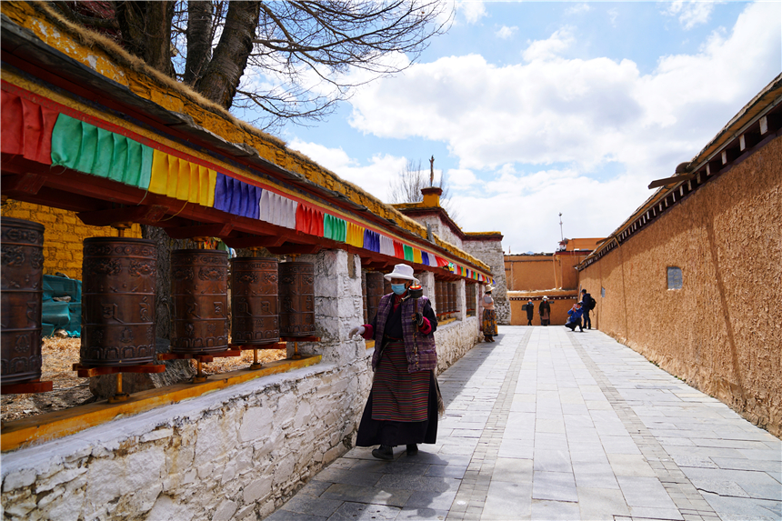 自驾川藏线，因为丁真，我两次来到理塘，意外发现400年千户藏寨