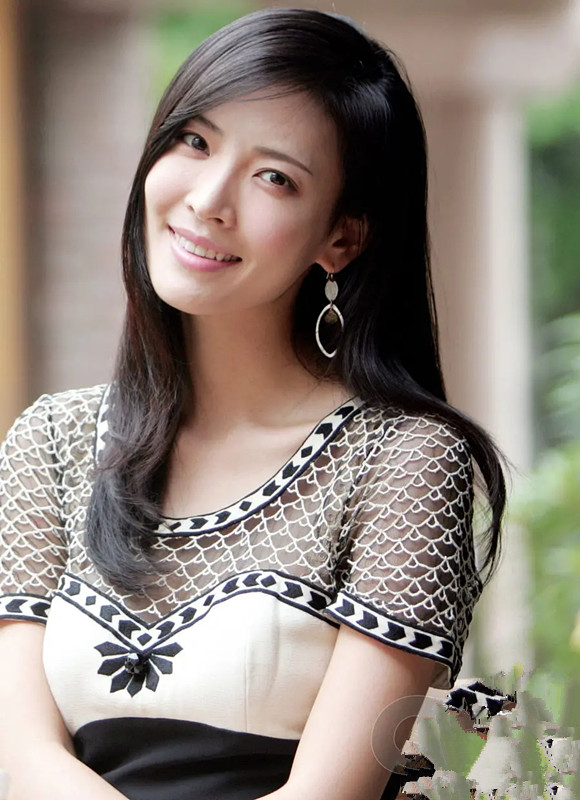 韩国“完美女神”金素妍 穿长礼服挡不住好身材 口罩为颜值加分