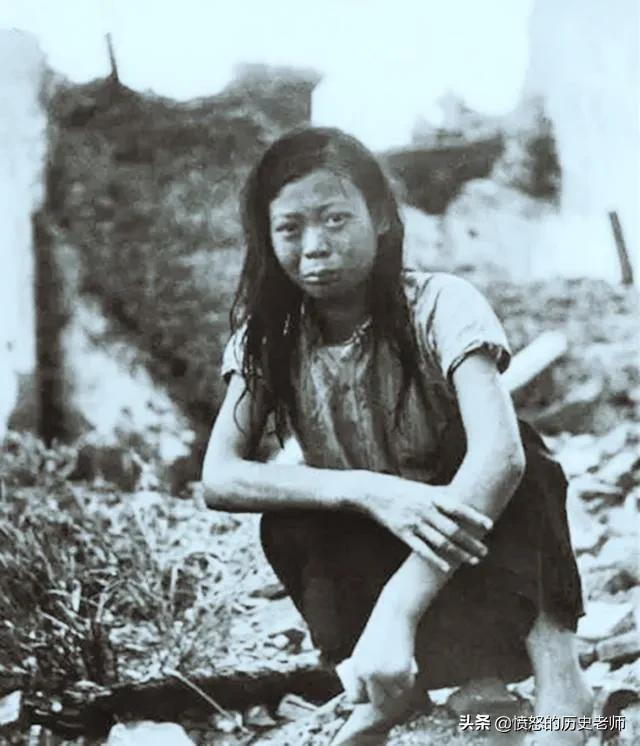 侵华日军的铁证照片：百姓活埋自己、鬼子扫荡后的屠村