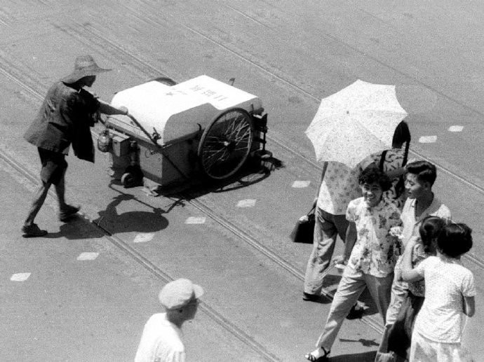 老照片：50年代末的上海街拍，每个年代都有自己的魅力元素