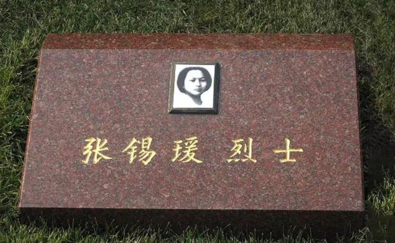 1990年，86岁邓小平来到发妻墓前，对邓楠说：她比这照片上更漂亮