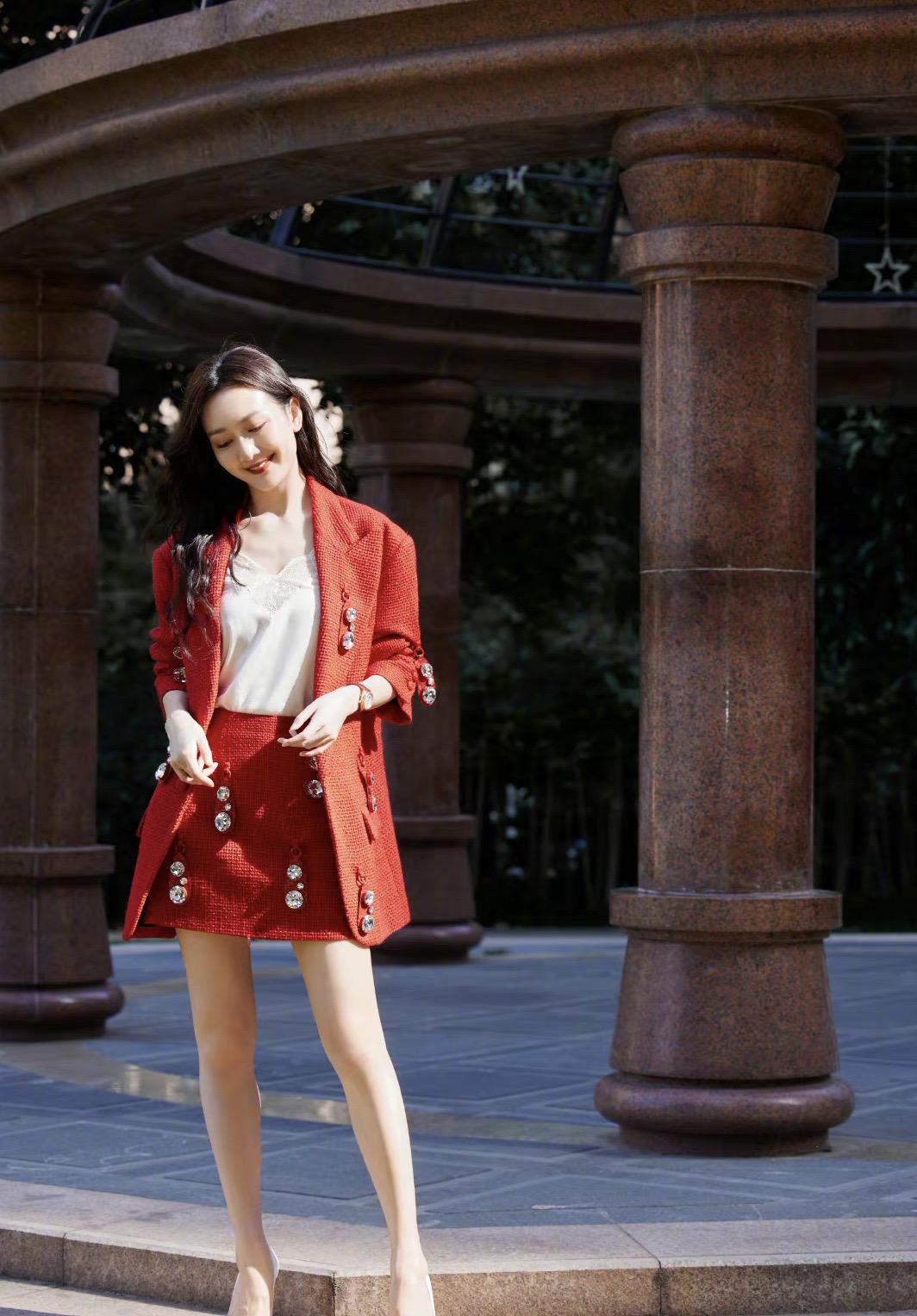 王鸥最新写真，红色套装尽显知性优雅，铅笔腿格外抢镜