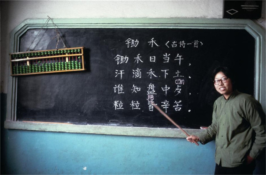 1979年的中国社会民情，6图是当年“交公粮”的场面