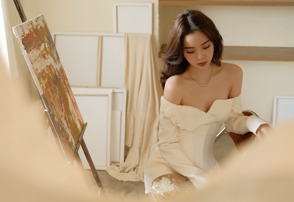 欧阳娜娜在画室拍大片，穿白色抹胸西装裙，轻松演绎纯欲轻熟风