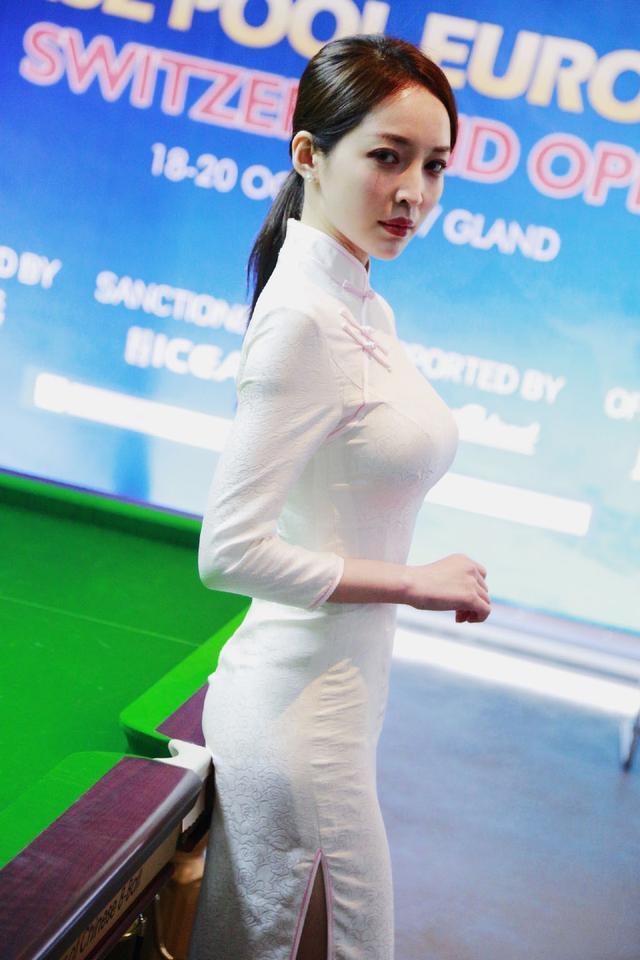 27岁最美台球女裁判，颜值身材不输潘晓婷，穿旗袍撑起曲线真抢镜