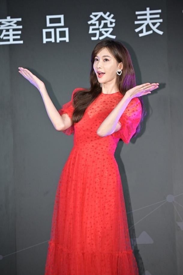 气质甜美的女人穿红色原来这么美，林志玲穿“透肉”长裙，挺妩媚