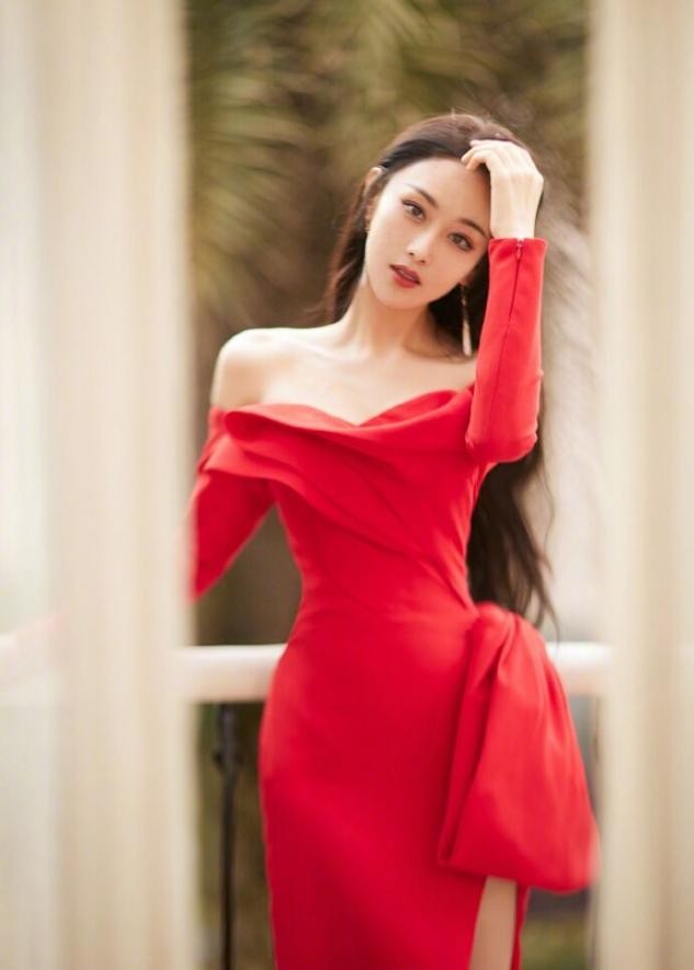 张馨予长发造型好惊艳！穿露背红裙女人味十足，身材更是一绝