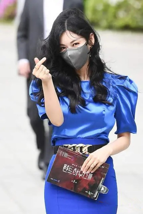 韩国“完美女神”金素妍 穿长礼服挡不住好身材 口罩为颜值加分