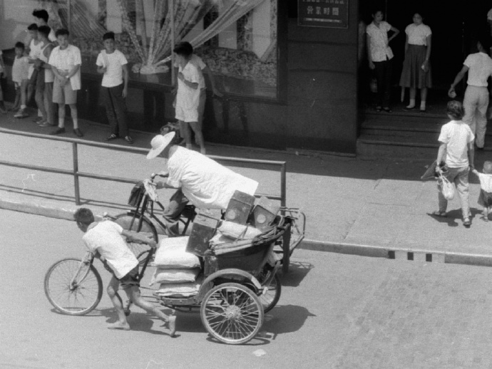 老照片：50年代末的上海街拍，每个年代都有自己的魅力元素