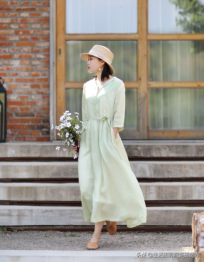 女人夏天休闲的服饰穿搭，苎麻绣花连衣裙，好看又舒服