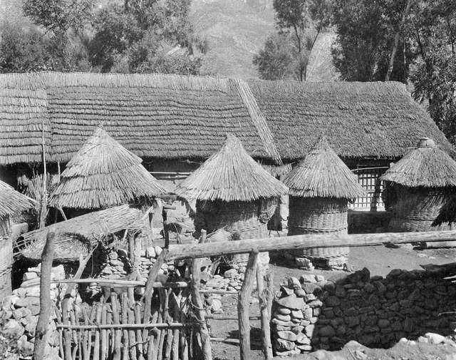 历史老照片，百年前的热河省，图8是民国时期广州的高级赌场