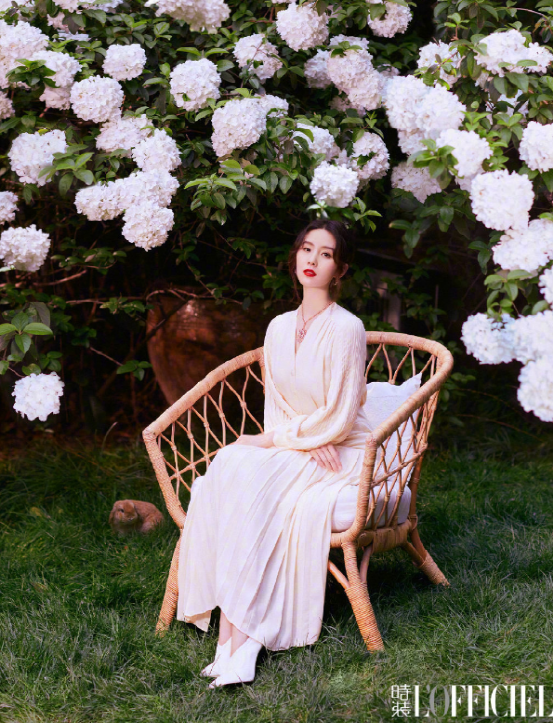 刘诗诗《时装》5月刊封面，这才叫花丛优雅美女，大方让人迷醉