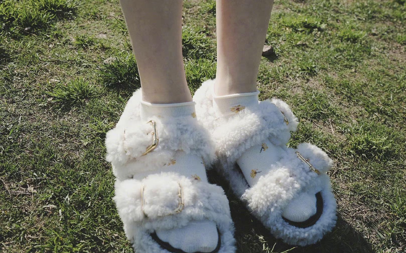 欧阳娜娜日常随意拍，奶黄印花雪纺套装配羊羔绒凉鞋，看不懂的尚