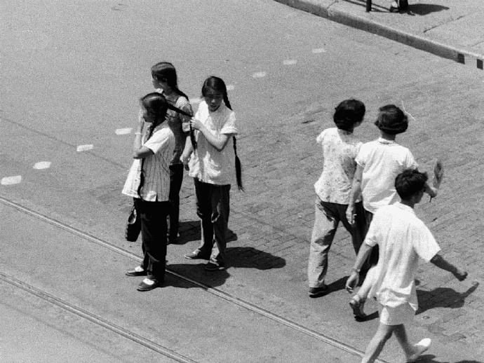 老照片：50年代末的上海街拍，每个年代都有自己的魅力元素