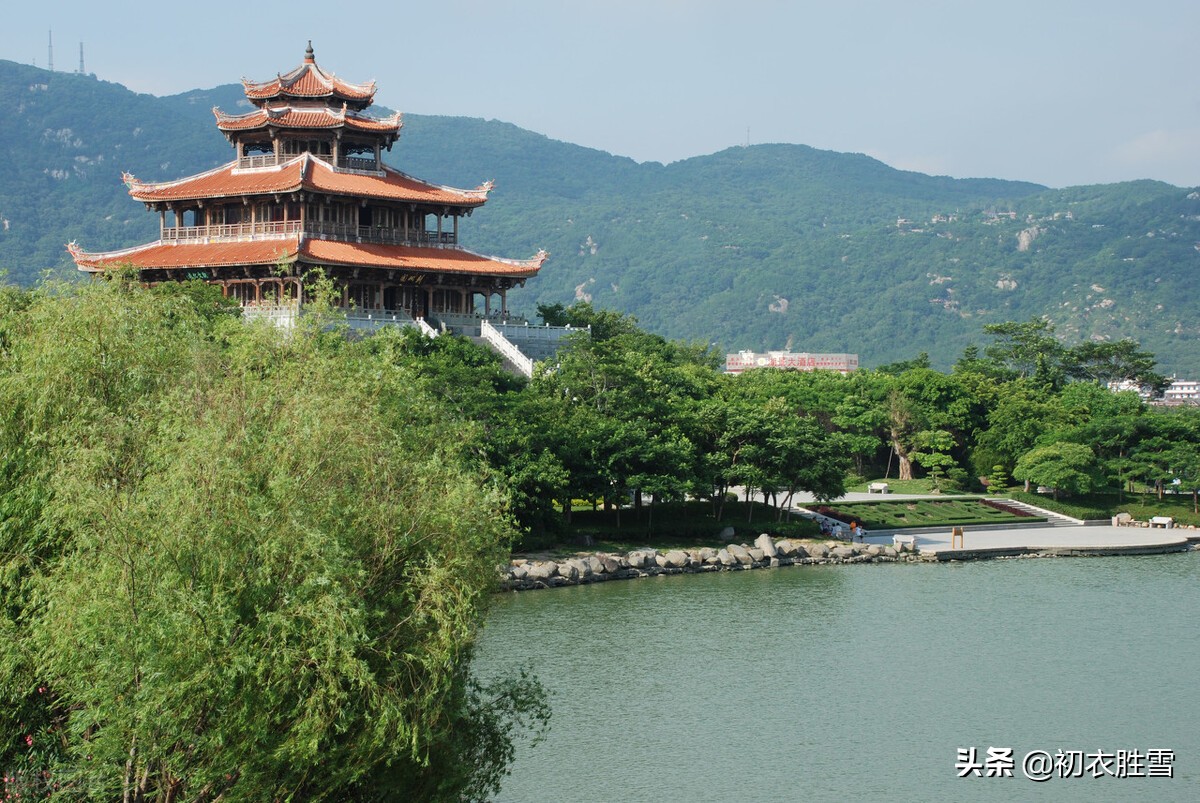 辛弃疾一首西湖词，写湖光山色，化用苏轼的西湖诗，却更好