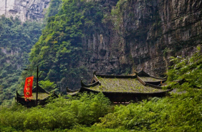 中国第一豪宅“四合院”，市值已达20多亿，却修建在悬崖天坑下