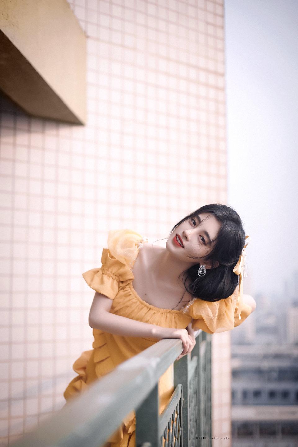 鞠婧祎初夏写真，蛋黄连衣裙泡泡袖衬托锁骨更明显，气质甜美优雅