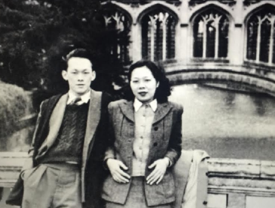 1946年秘密结婚，相伴63年妻去世，葬礼上李光耀两次吻别感动世人