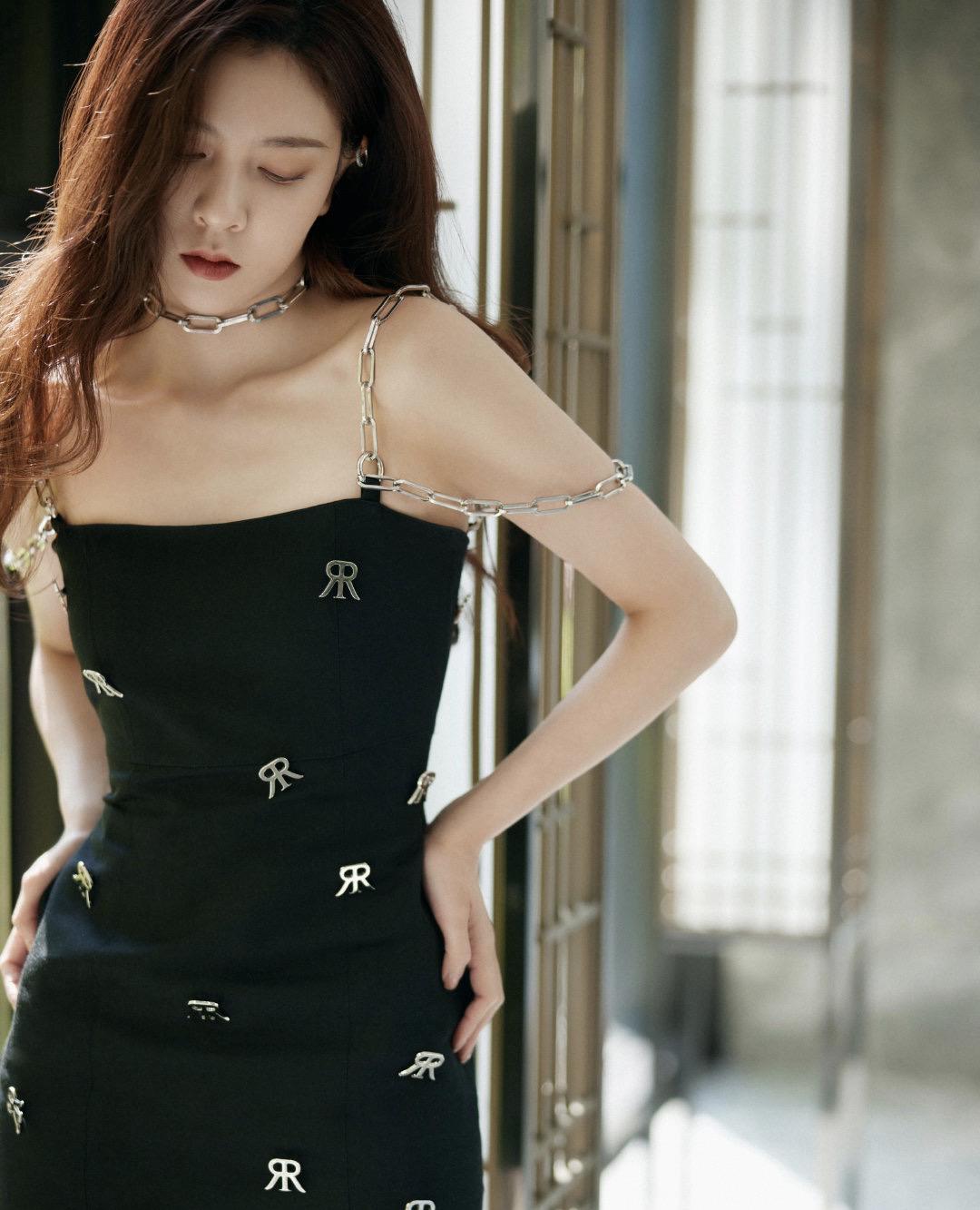 宋妍霏最新造型，一袭性感黑色连衣裙配金属链条肩带，不潮不出街