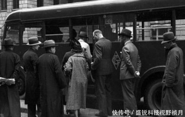 民国时期的上海老照片，霓虹灯光下，是遍地高楼和男女的纸醉金迷