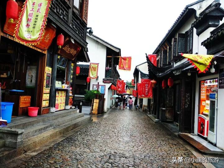 上海嘉定区唯一的一座古镇，距今已有1500多年的历史，靠近江苏省