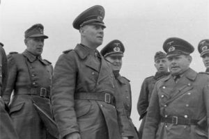 1944年，隆美尔为了保全家人和荣誉，被迫服下希特勒的氰化物自杀