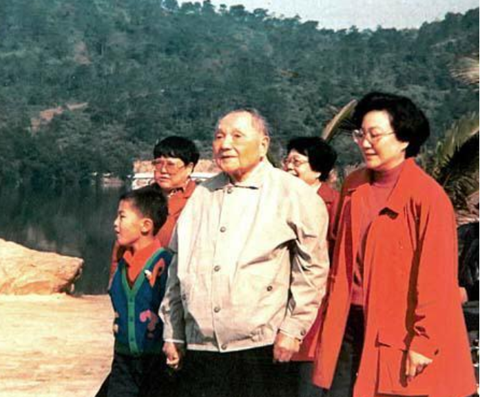 1990年，86岁邓小平来到发妻墓前，对邓楠说：她比这照片上更漂亮