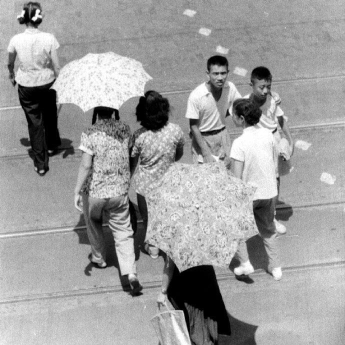老照片：50年代末的上海街拍，每个年代都有自己的魅力元素