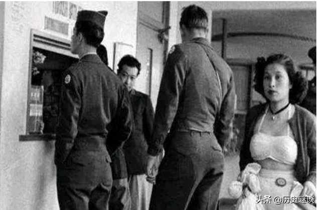 二战后，日本不堪回首的往事，百姓吃树皮度日，女性毫无尊严活着