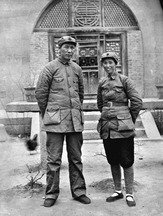 60年，林彪到庐山疗养，贺子珍知道后上山看望：小林，主席在吗？