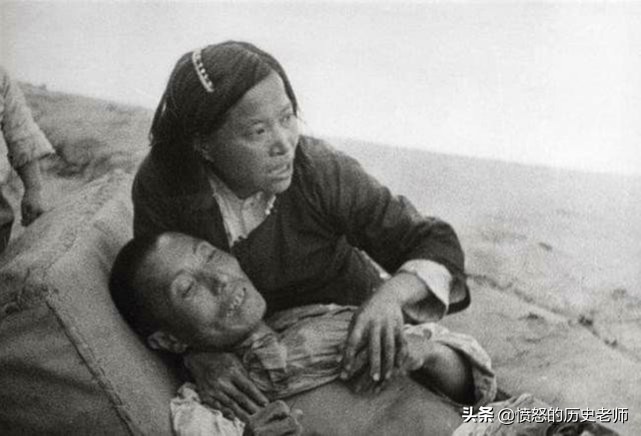 珍贵老照片：被迫下跪的农民，假装哄婴儿的鬼子，日本向苏联投降